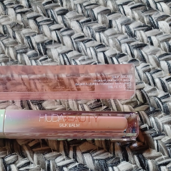 Huda Beauty Silk Balm-Hydra Plumping Lip Balm - Picture 2 of 2